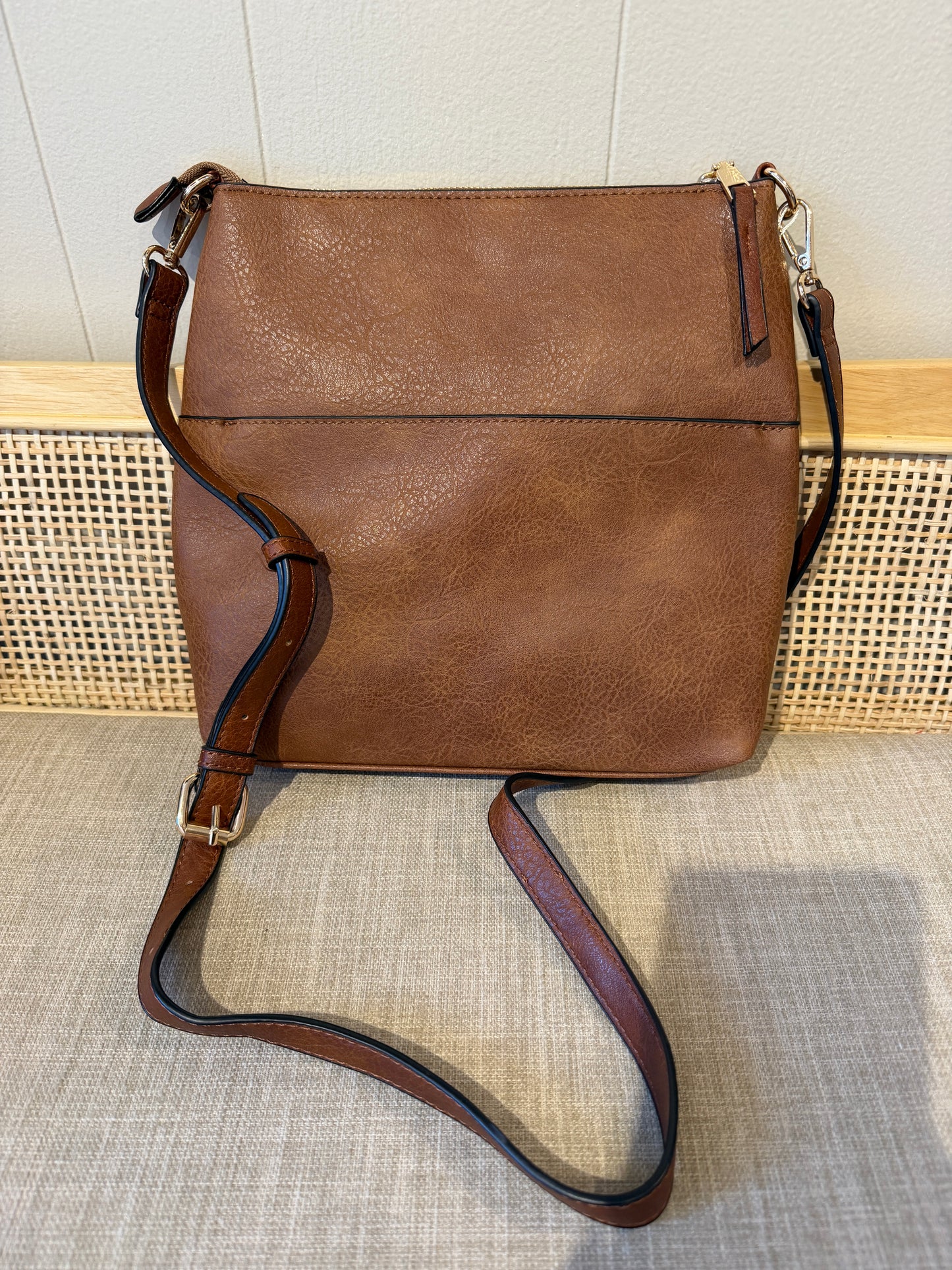 Faux leather crossbody handbag in Chestnut.