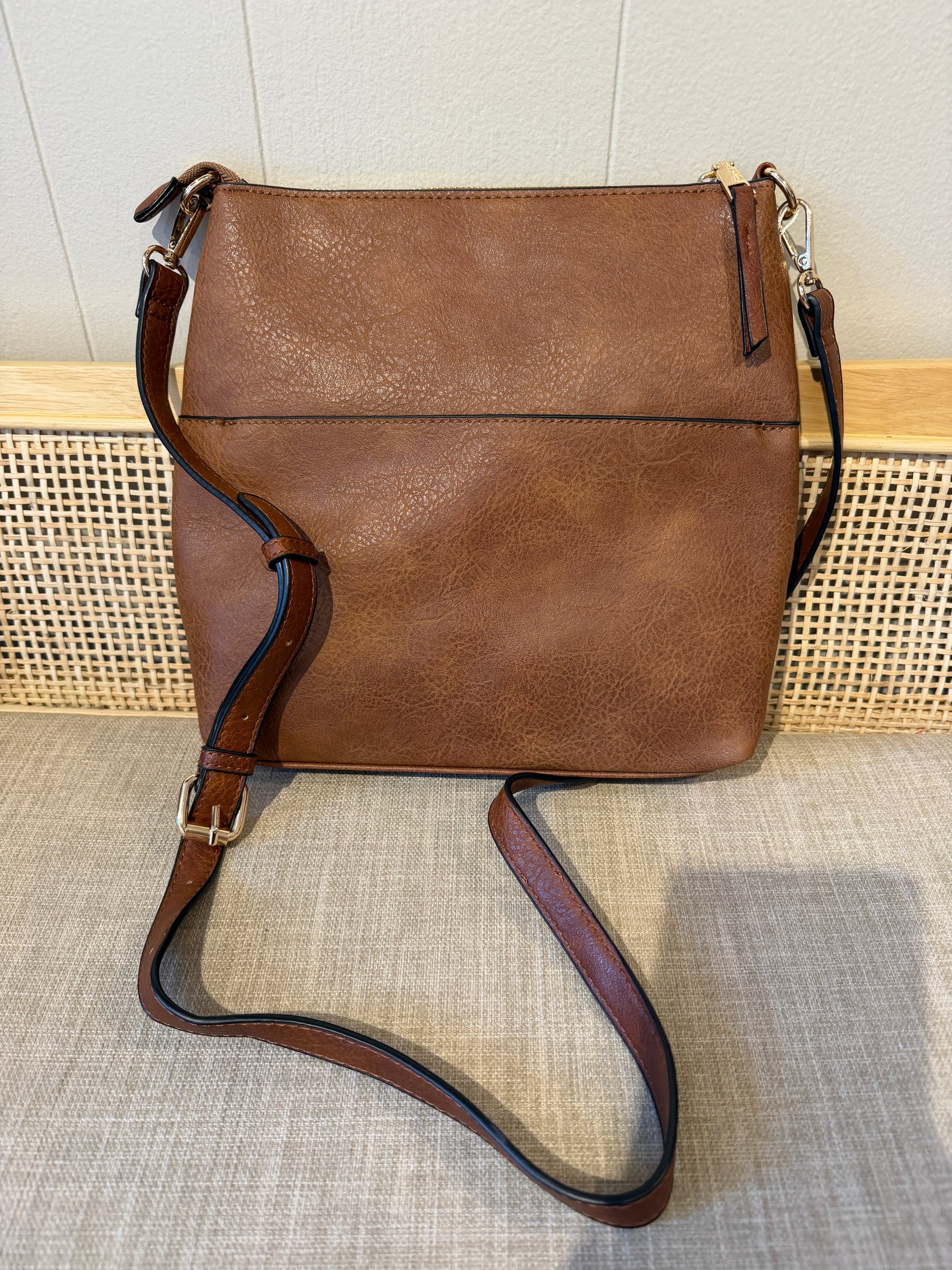Faux leather crossbody handbag in Chestnut.